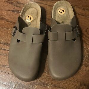 Cushionaire Clogs – Women’s Size 11